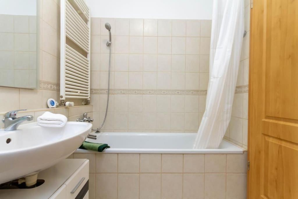 Apartmán Gozsdu White Raven 3 - Terrace And Free Underground Parking Budapešť Exteriér fotografie